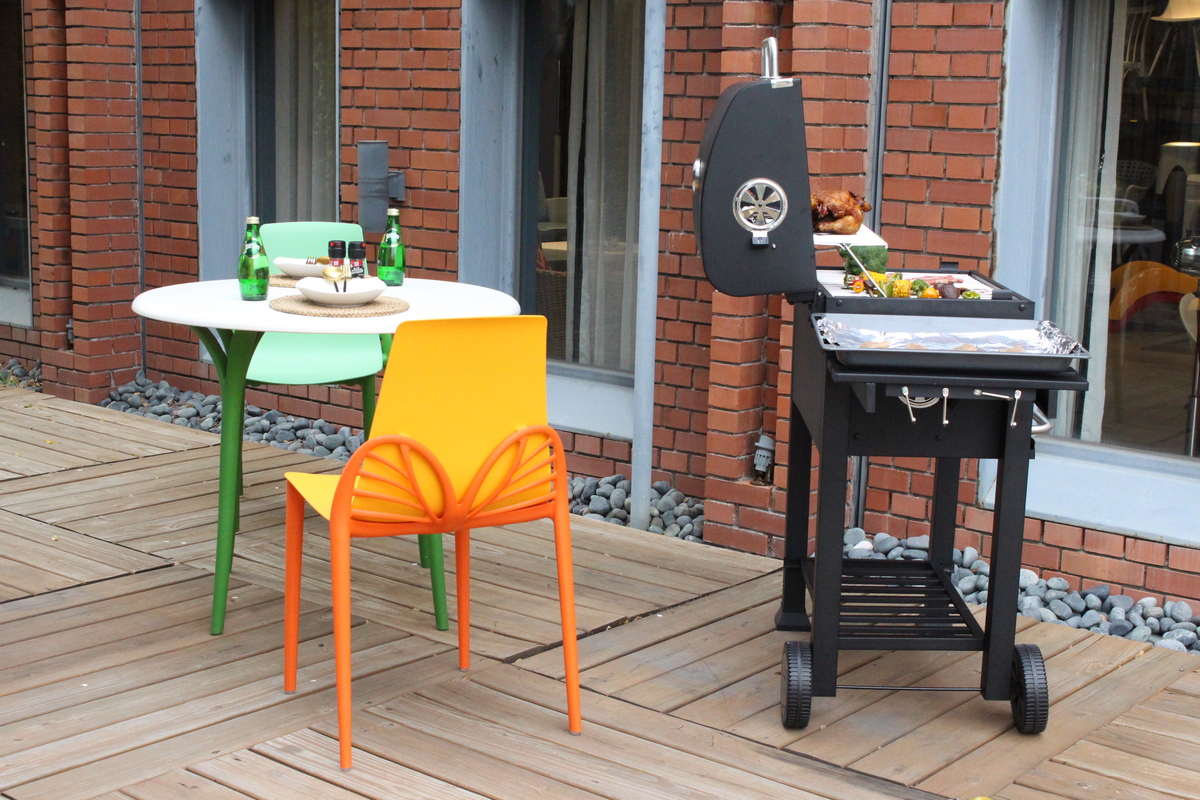 Chat with the guests and cook the barbecue at the same time